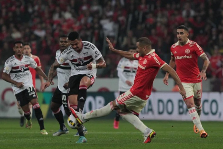 São Paulo e Internacional se enfrentam pela Série A hoje, 07; onde assistir ao vivo aos jogos do dia e horário do jogo