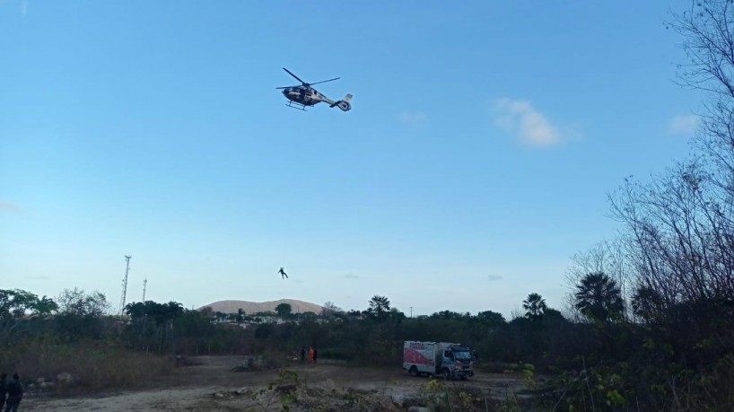 A aeronave da Ciopaer resgatou o corpo na Serra da Aratanha (foto: via WhatsApp O POVO )