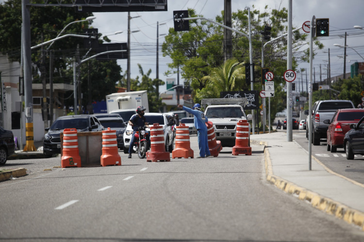 FORTALEZA, CE, BRASIL, 09.11.2022: Interdição na alça do aeroporto pela Av. Bernardo Manuel