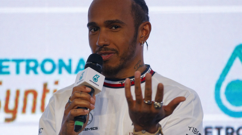 Piloto Lewis Hamilton, da Mercedes, em entrevista coletiva em evento da Fórmula 1, em São Paulo