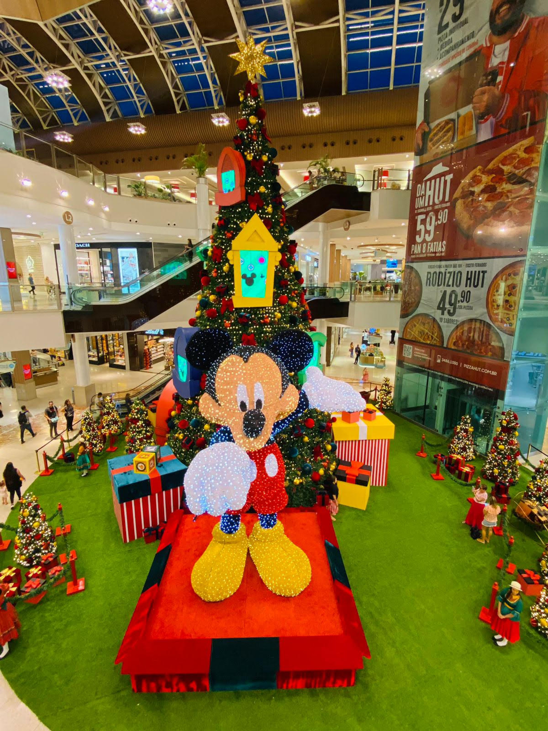 Espaço natalino com Mickey de 7 metros no shopping RioMar