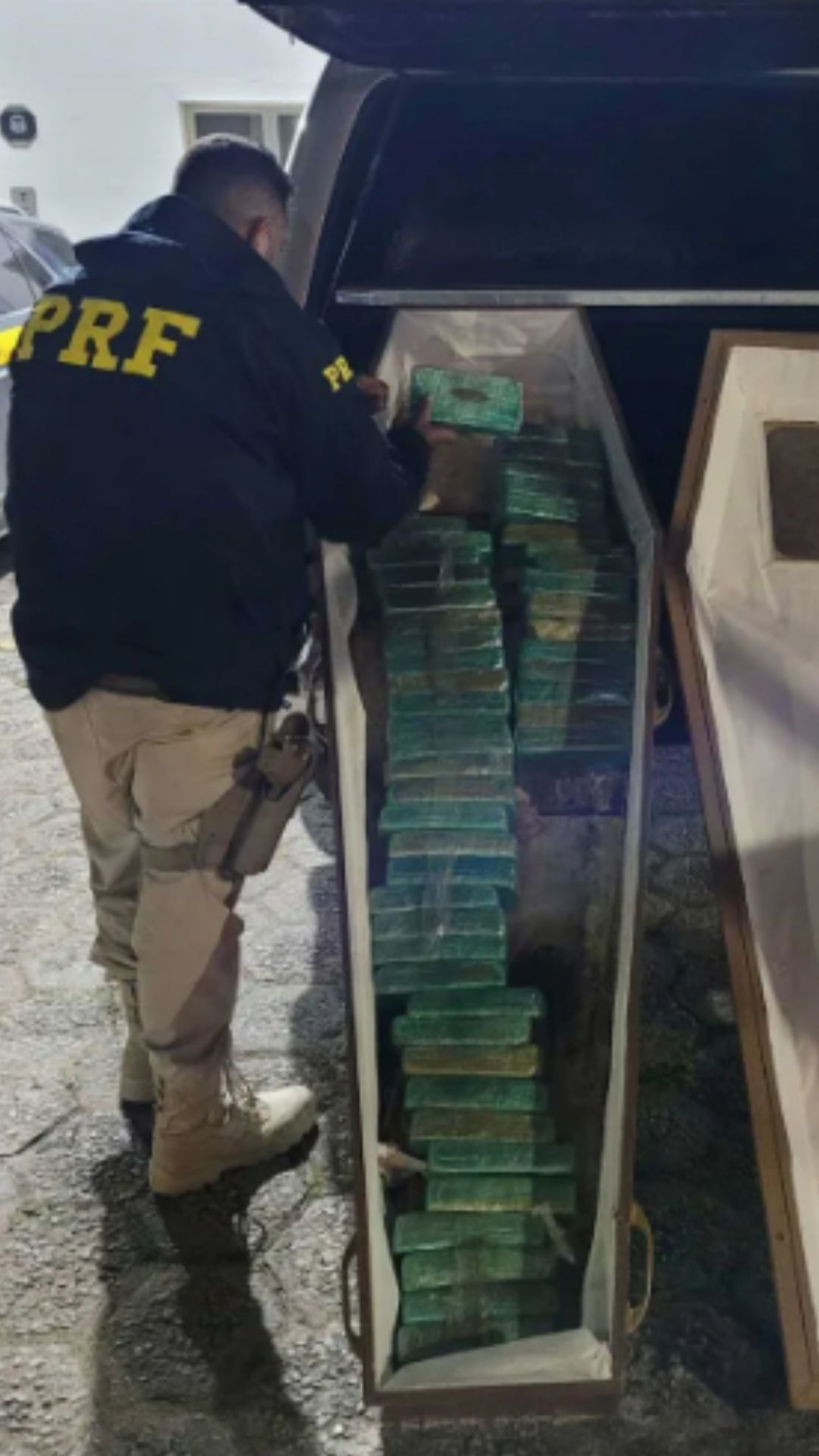 PRF apreende 50 tabletes de crack dentro de caix&atilde;o funer&aacute;rio na noite de ter&ccedil;a-feira, 8