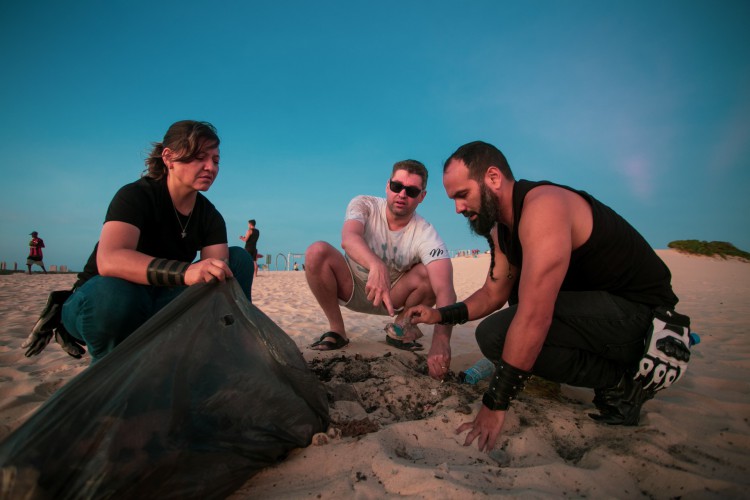 FORTALEZA, CEARA, BRASIL, 12.11.22: Grupo de motoqueiros ambientalista sobem as dunas da sabiaguaba para catar microplastico e ver o por do sol. (Aurelio Alves/ O POVO)