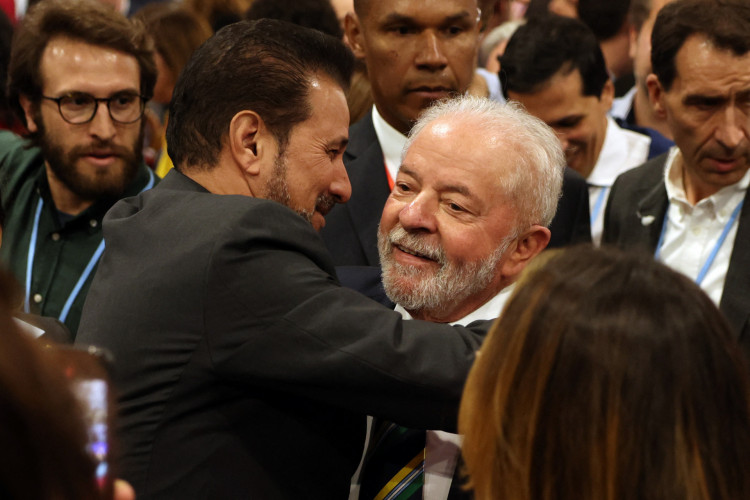 Mohamed Mohamed Farrara Lashtar, ministro da Nicarágua, abraça Lula na COP27