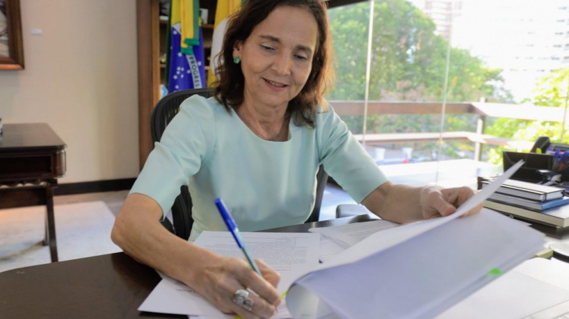 Governadora sancionou lei um dia após matéria ter sido aprovada na Assembleia Legislativa do Ce...