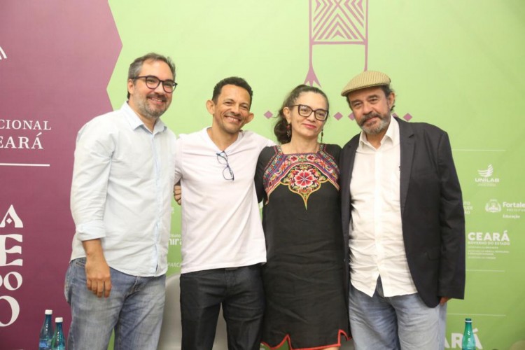 Henrique Araújo (jornalista e cronista), Demitri Túlio (jornalista e cronista), Romeu Duarte (escritor, arquiteto e urbanista) e Izabel Gurgel (jornalista e escritora) participaram do "Conversa sobre crônicas – 10 anos de crônicas do escritor Romeu Duarte no Vida&Arte"