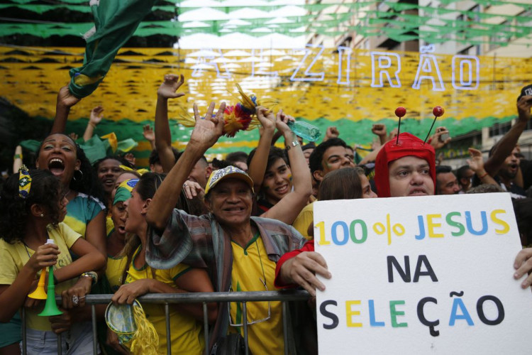 Torcedores comemoram vitória do Brasil contra a  Sérvia, na terceira rodada da Copa do Mundo da Rússia 2018, no Alzirão.