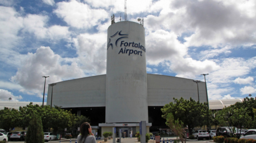 Letreiro após reforma depois da assinatura de concessão do aeroporto à alemã Fraport