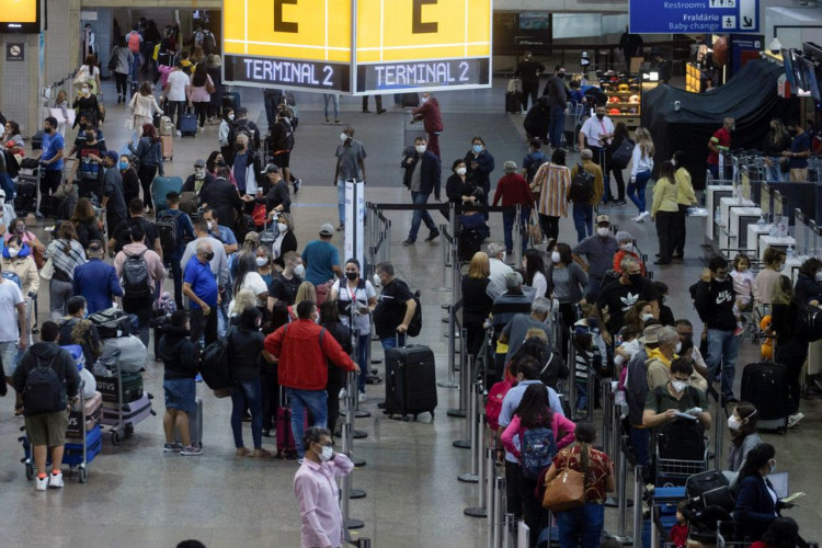 Passengers gather at Sao Paulo International Airport amid the outbreak of the coronavirus disease (COVID-19) and after Omicron has become the dominant coronavirus variant in the country, in Guarulhos, Brazil January 12, 2022.  REUTERS/Roosevelt Cassio