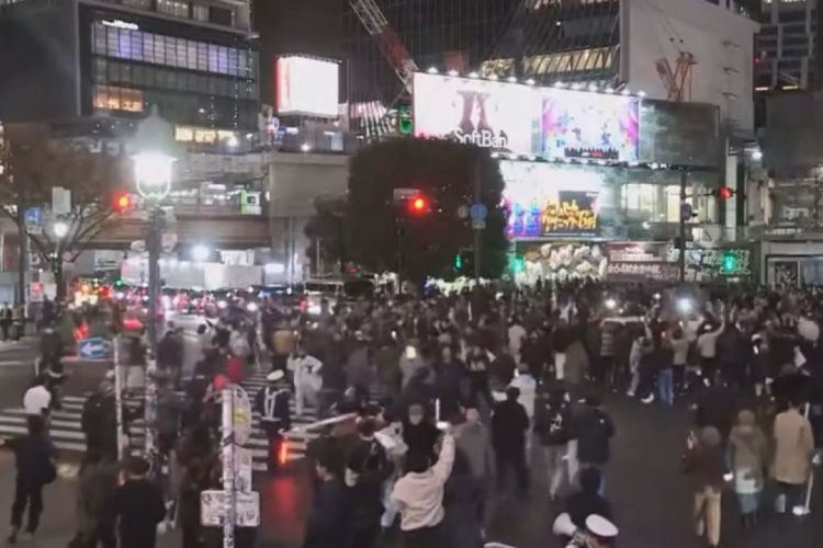 Japoneses fazem festa em cruzamento do bairro Shibuya, principal centro comercial de Tóquio