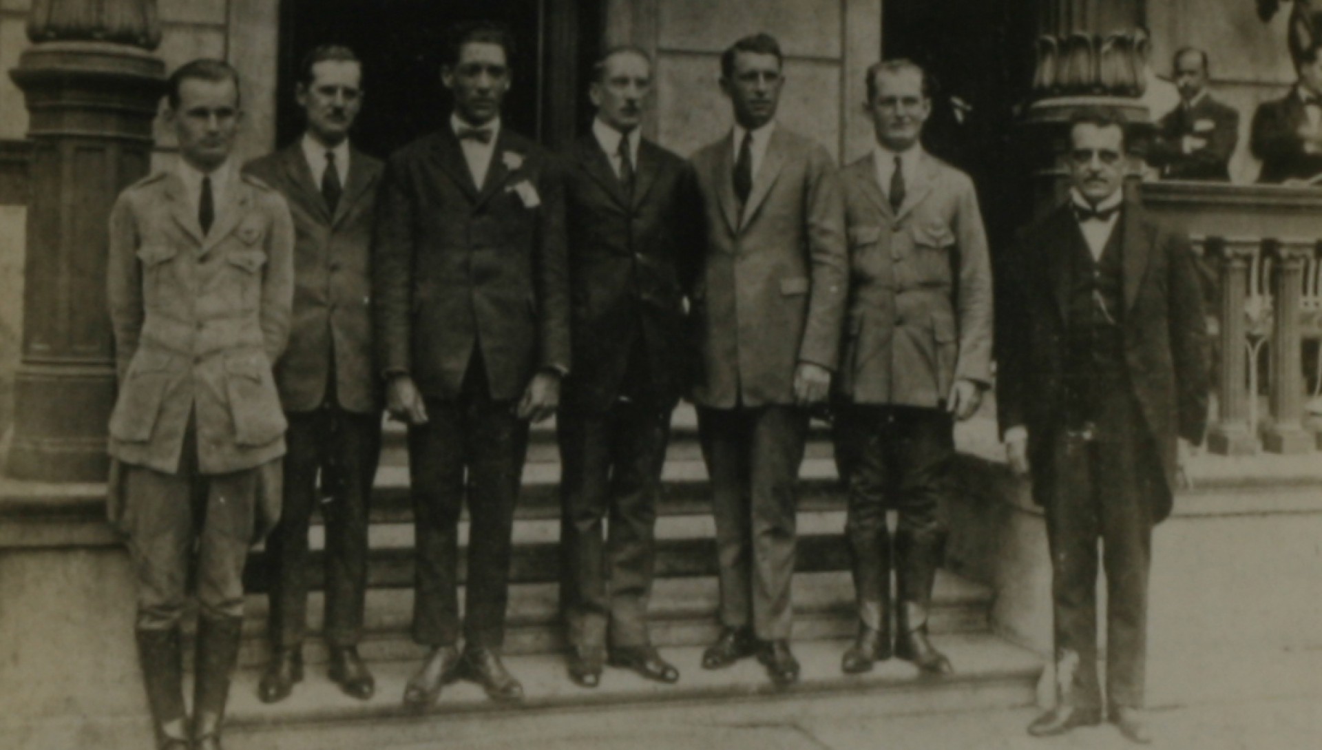Na foto, Pinto Martins, terceiro (da esquerda para a direita) com os companheiros de voo de 1922(Foto: Divulgação)