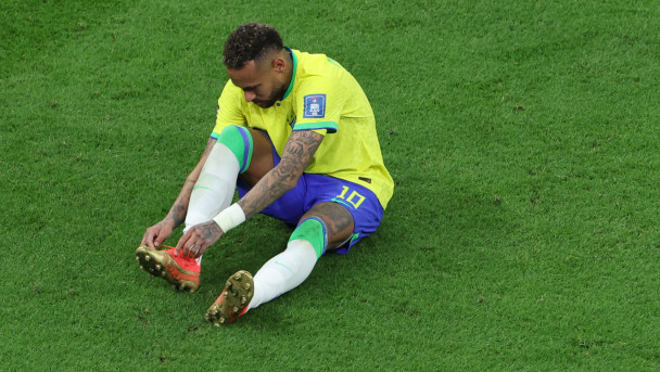 Neymar sai de campo machucado no jogo Brasil x Sérvia, no Lusail Stadium, pela Copa do Mundo 2022