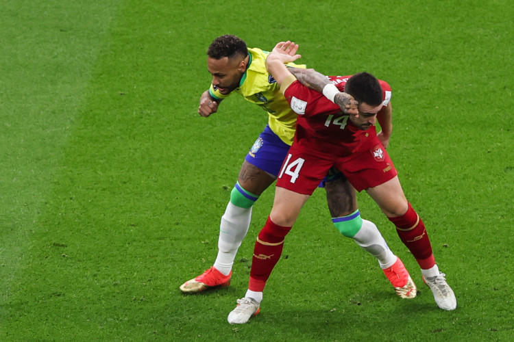 Neymar e Andrija Zivkovic disputam lance no jogo Brasil x Sérvia, no Lusail Stadium, pela Copa do Mundo 2022 