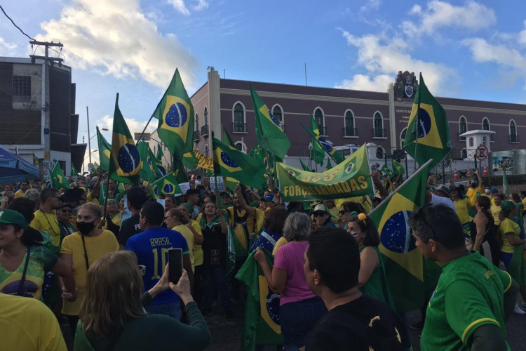 Manifestantes em frente à 10ª Região Militar em 24 de novembro, alheios à estreia do Brasil na Copa do Mundo de 2022, naquele momento
