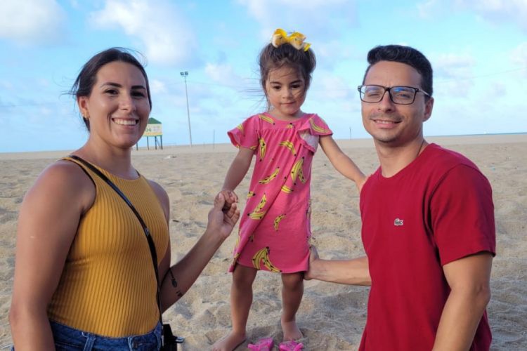 Família de Santa Catarina ignora jogo do Brasil para aproveitar a Beira-Mar de Fortaleza