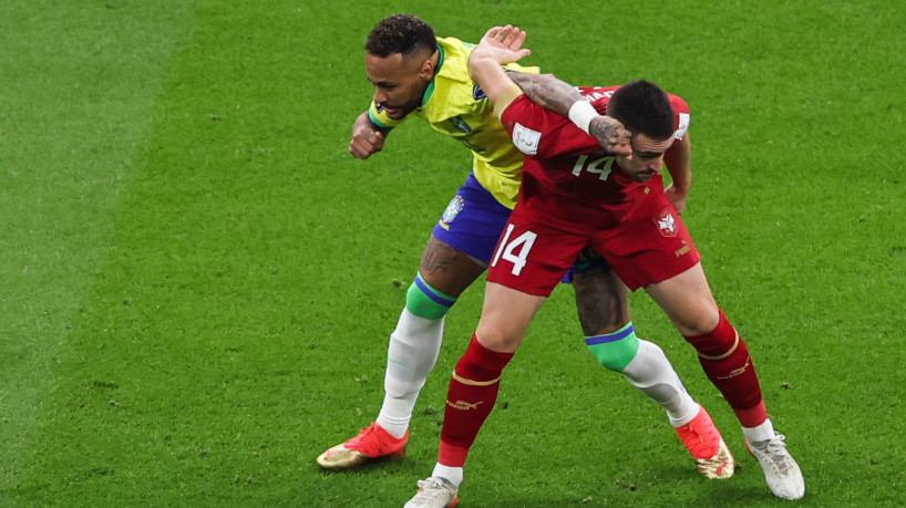 Neymar e Andrija Zivkovic disputam lance no jogo Brasil x Sérvia, no Lusail Stadium, pela Copa do Mundo 2022