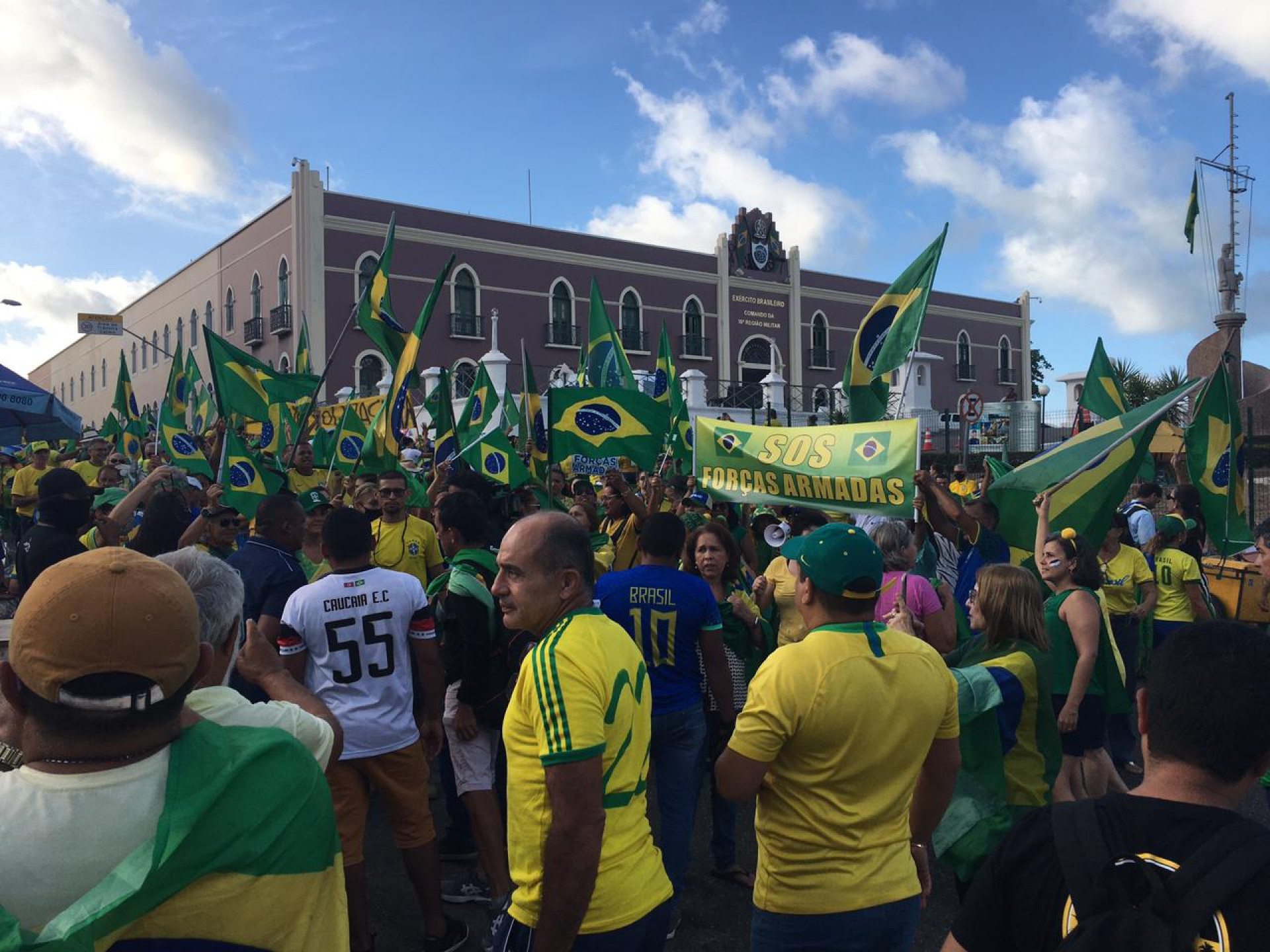 Manifestantes em frente à 10ª Região Militar, em 24 de novembro, pedem boicote aos jogos da seleção brasileira na Copa do Mundo 