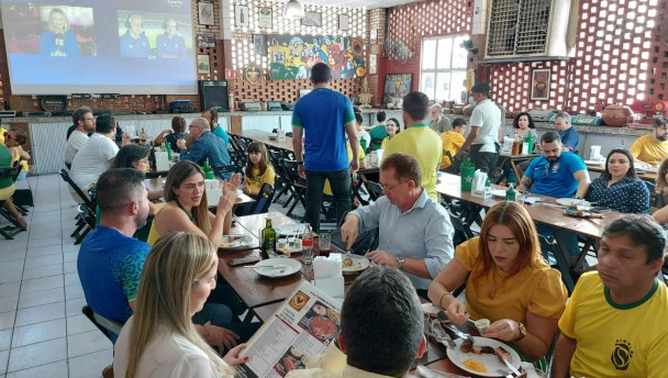 Torcedores reunidos no restaurante Cantinho do Frango