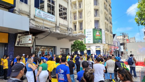 Torcedores se reúnem na Praça do Ferreira para segundo jogo do Brasil
