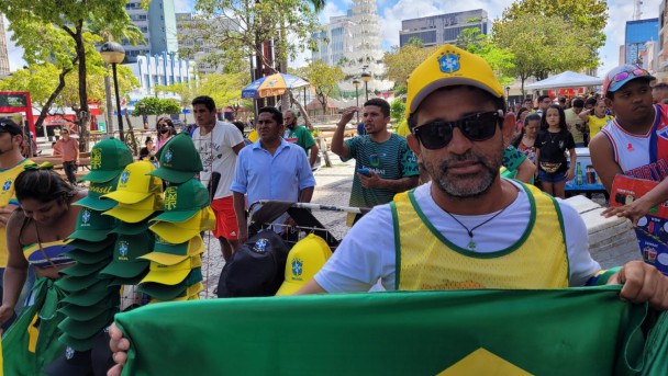 Marcelo Tavares, 46 anos, está vendendo bonés da seleção brasileira na Praça do Ferreira durante o jogo contra a Suíça