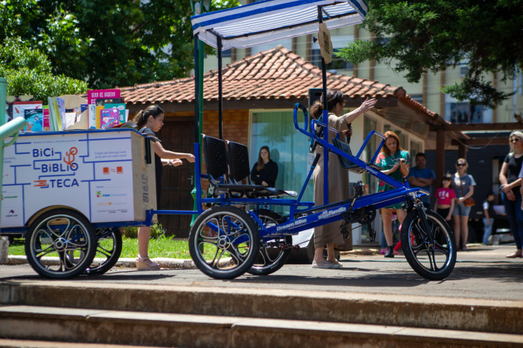 Uma bicicleta adaptada e transformada em biblioteca itinerante vai disponibilizar 3,5 mil livros para crianças e jovens em Pacajus, na Região Metropolitana de Fortaleza (RMF), a partir do próximo domingo, 4