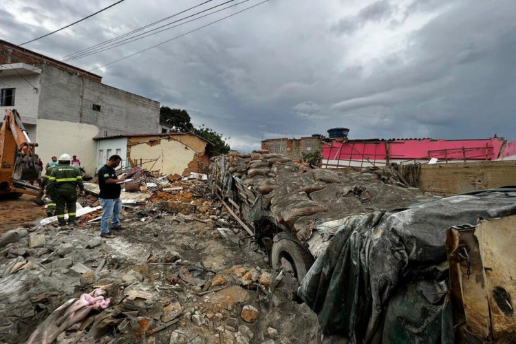 Outras três pessoas ficaram feridas