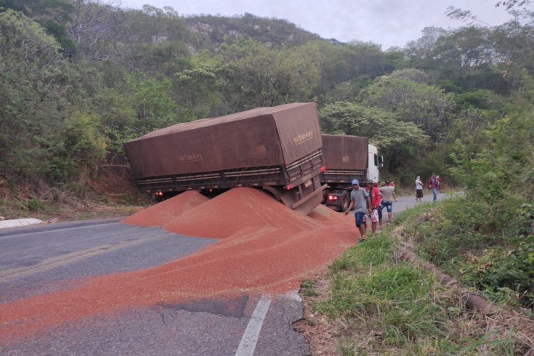 O acidente ocorreu na madrugada desta segunda-feira