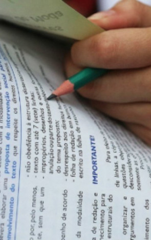 A redação do Enem deve ser do gênero dissertativa-argumentativa, com uma tese na introdução e uma proposta de intervenção na conclusão.