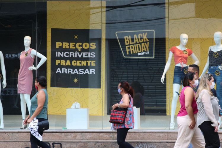 São Paulo - Movimento no comércio na semana do Black Friday em Pinheiros.