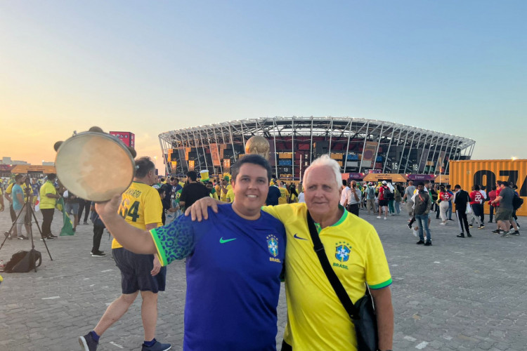 Célio Ferreira, de 68 anos, e Cláudio, seu filho, vivenciam a Copa do Mundo de 2022 no Catar na expectativa pelo hexa. 