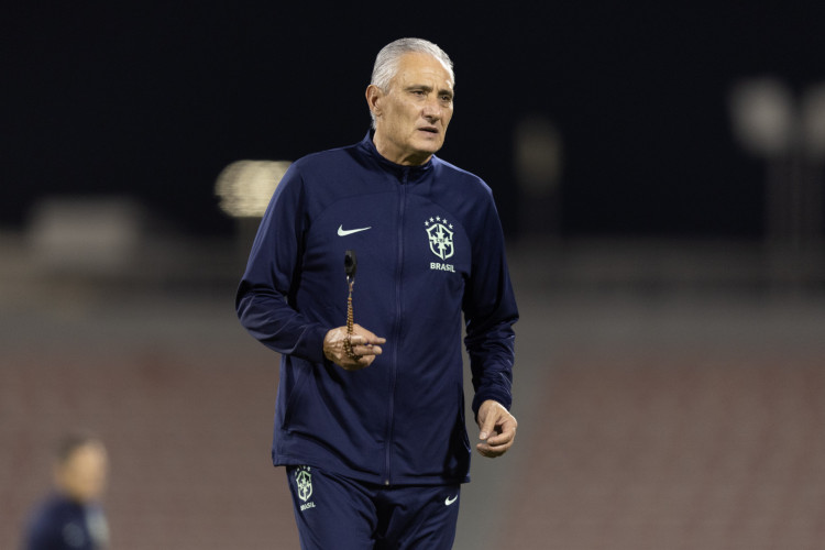 Técnico Tite em treino da seleção brasileira no Grand Hamad Stadium, em Doha, no Catar