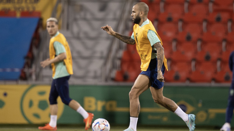 Lateral-direito Daniel Alves em treino da seleção brasileira no Grand Hamad Stadium, em Doha, no Catar