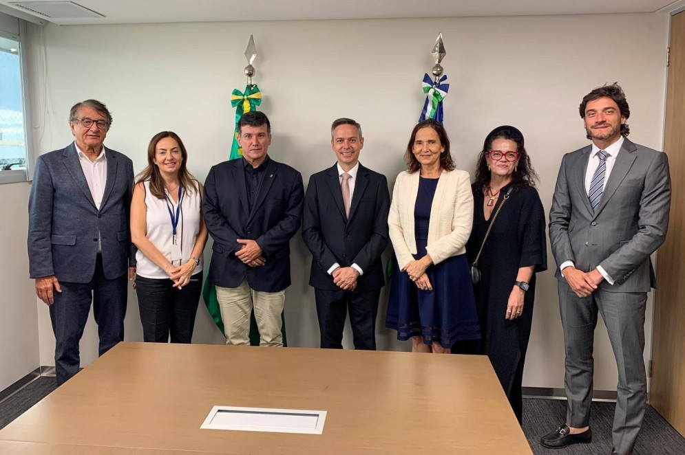 Governadora Izolda Cela assina em Brasília contrato com o CAF para saneamento na faixa litorânea.