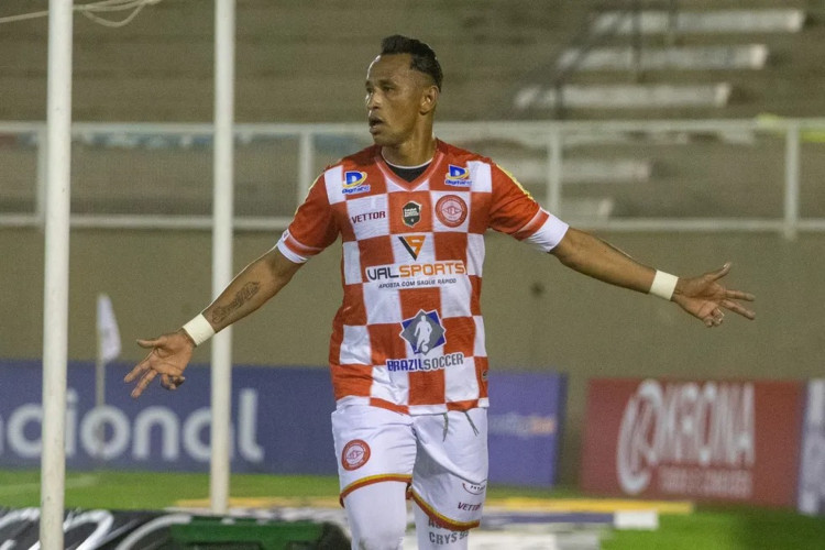 Atacante Ciel comemorando um gol marcado pelo Tombense-MG