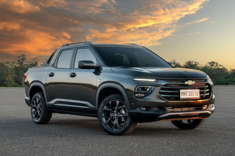Segundo a Chevrolet, o modelo inaugura um novo conceito de picape médio-compacta e une características de um SUV com a picape.
