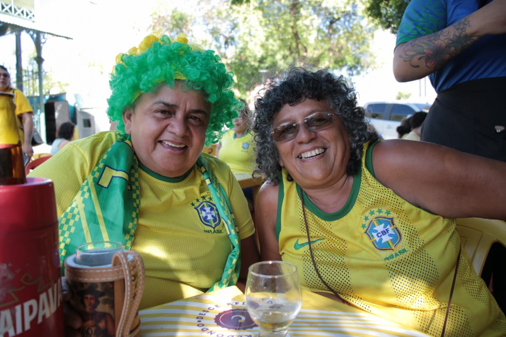 Maria das Dores 62 anos aposentada espera o jogo do Brasil contra Camarões começar