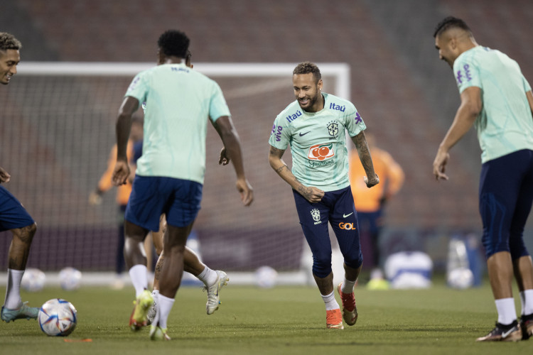 Neymar voltou a treinar com bola e teve retorno confirmado por Tite