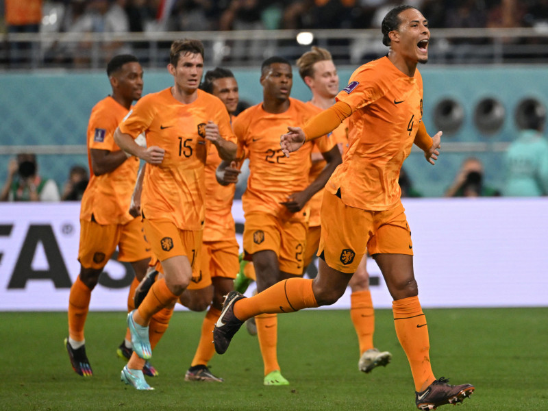 Holanda bate EUA e conquista primeira vaga nas quartas da Copa
