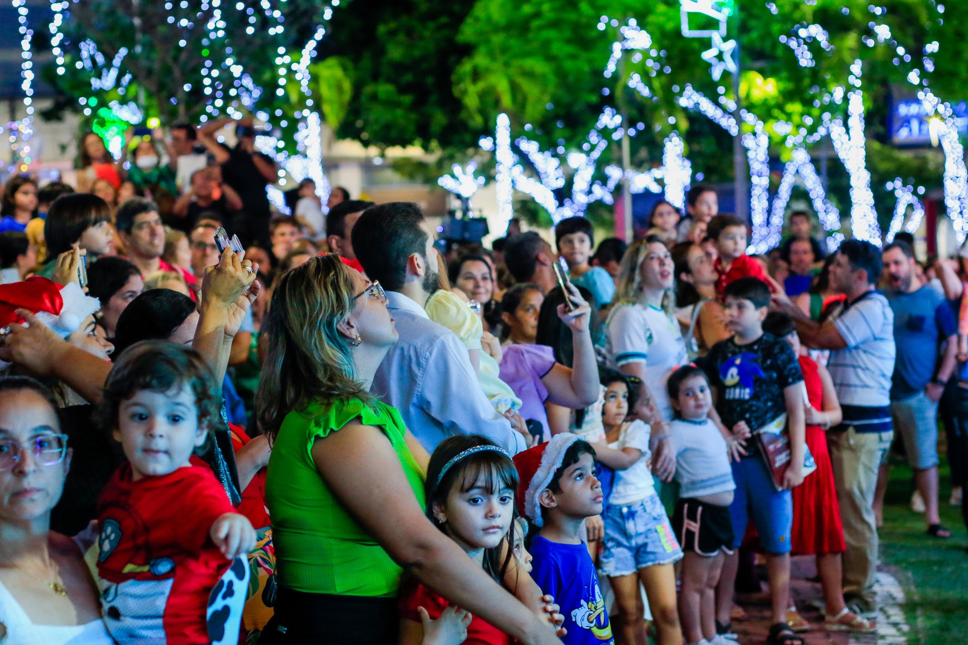 FORTALEZA, CE, BRASIL, 03.12.2022: Natal de Luz na Praça Portugal (Foto: Thais Mesquita/OPOVO)