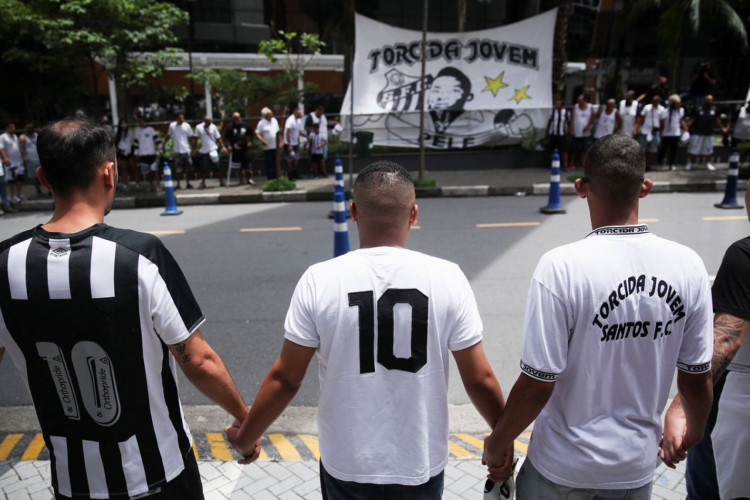 Torcedores vão a hospital prestar solidariedade a Pelé