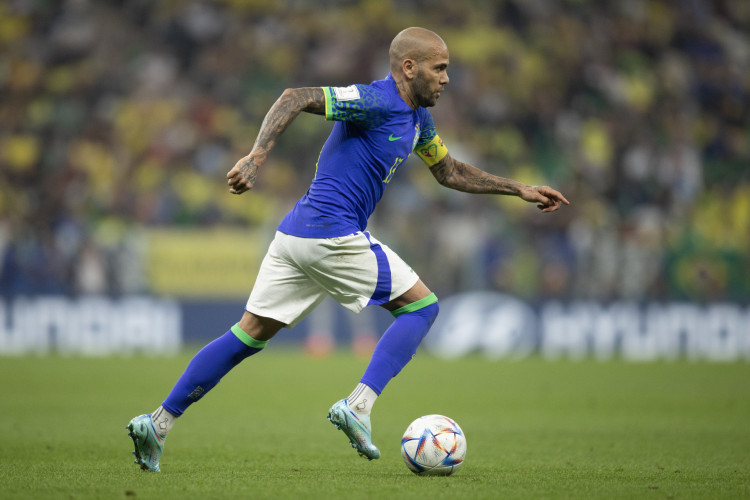 Lateral-direito Daniel Alves no jogo Camarões x Brasil, no Lusail Stadium, pela Copa do Mundo 2022