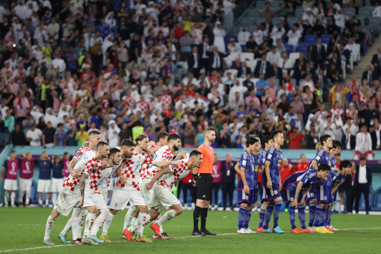 Jogadores da Croácia comemoram vitória nos pênaltis no jogo Japão x Croácia, no Al-Janoub Stadium, em Al-Wakrah, pela Copa do Mundo 2022