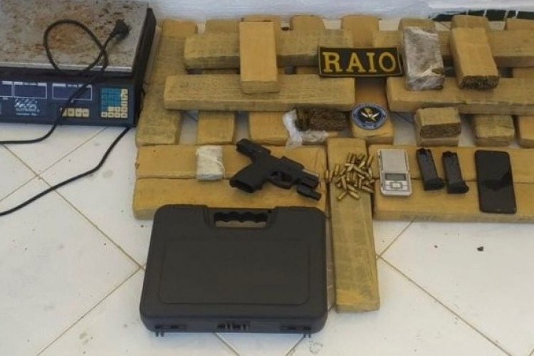 O suspeito e o material apreendido foram encaminhados para a Delegacia Metropolitana de Caucaia