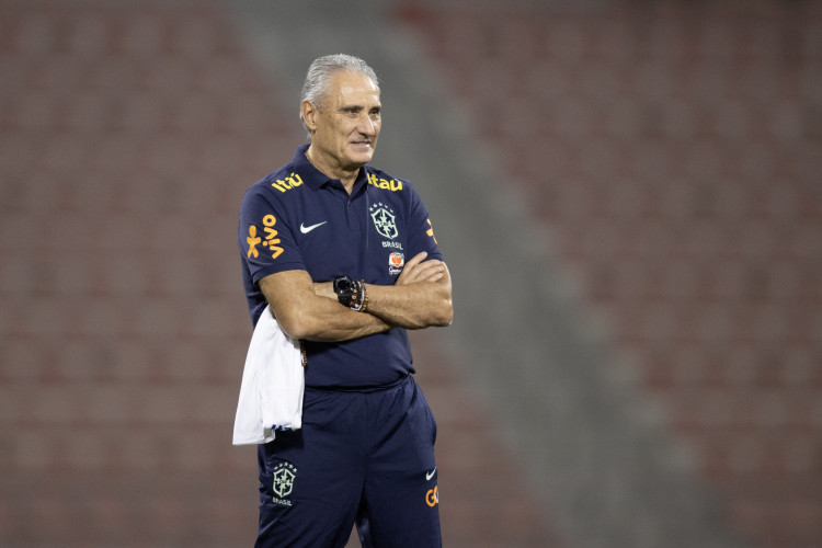 Técnico Tite em treino da seleção brasileira no Grand Hamad Stadium, em Doha, no Catar