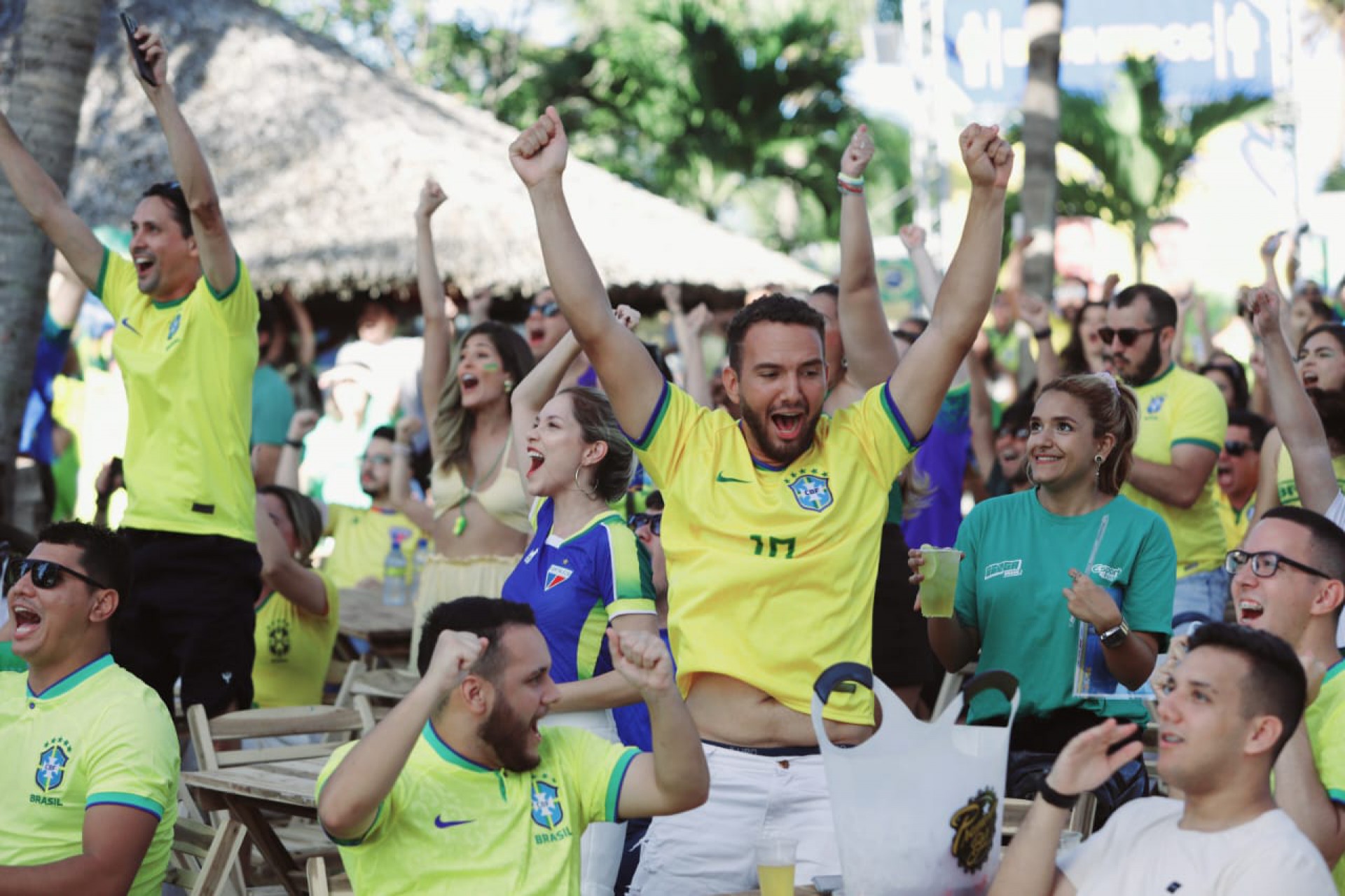 Cearenses comemoram quarto gol do Brasil contra a Coreia do Sul 