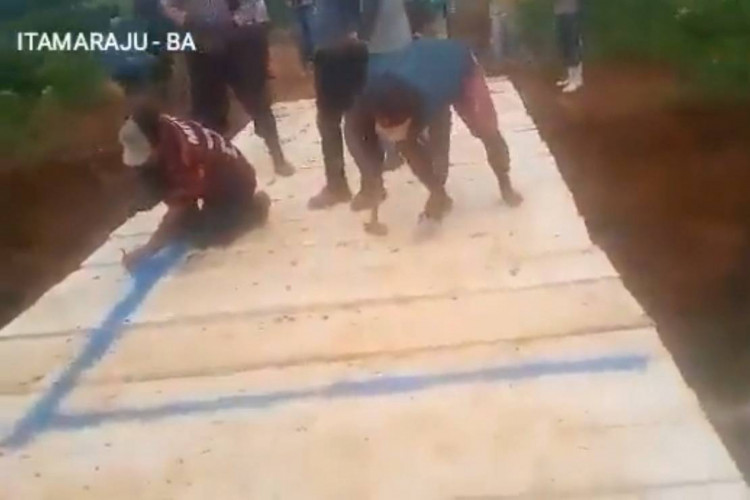 Moradores de Itamaraju constroem ponte e acusam prefeito de se negar a realizar obra no local