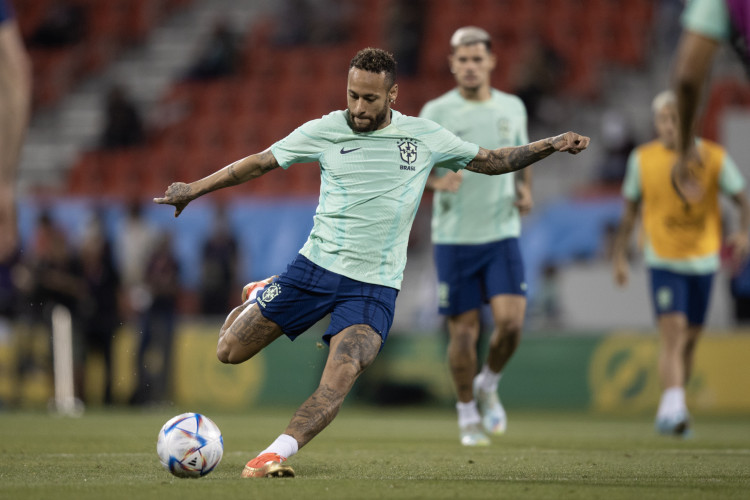 Atacante Neymar em treino da seleção brasileira no Grand Hamad Stadium, em Doha, no Catar