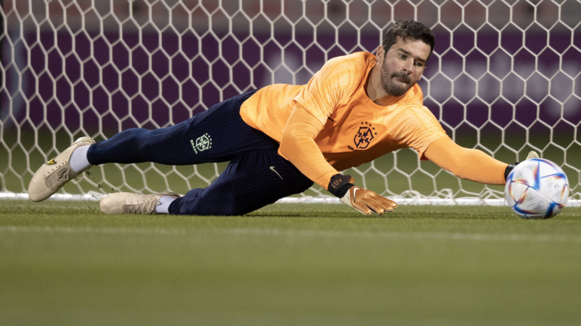 Goleiro Alisson em treino da seleção brasileira no Grand Hamad Stadium, em Doha, no Catar