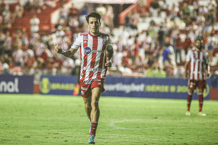 Meia Jean Carlos no jogo Náutico x Tombense, nos Aflitos, pelo Campeonato Brasileiro Série B 2022