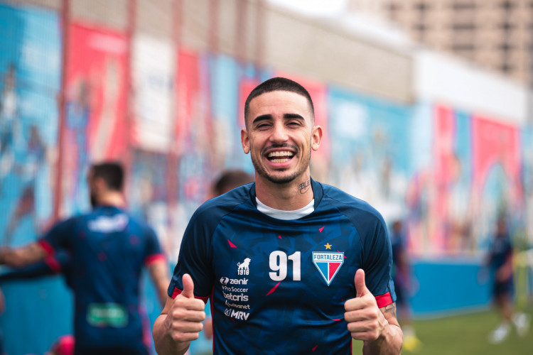 Atacante Thiago Galhardo em treino do Fortaleza no Centro de Excelência Alcides Santos, no Pici